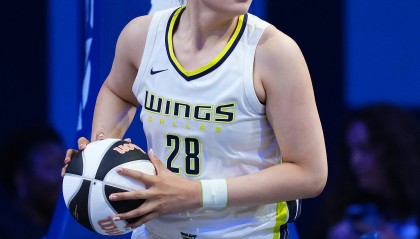 李月汝全场仅出战8分钟，4中1拿到3分2盖帽